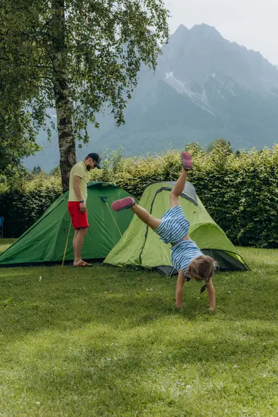 Mutlu aile babası ve kızı kamp yapıyor. Alpler 'de yaz tatili. Yüksek kalite fotoğraf