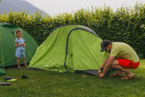 Mutlu aile babası ve kızı kamp yapıyor. Alpler 'de yaz tatili. Yüksek kalite fotoğraf