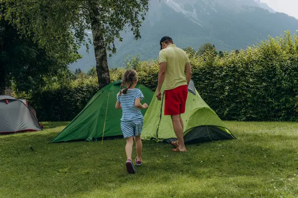 Mutlu aile babası ve kızı kamp yapıyor. Alpler 'de yaz tatili. Yüksek kalite fotoğraf