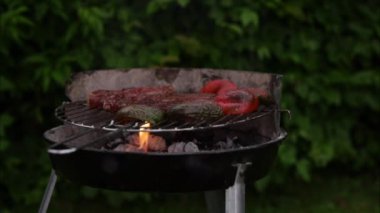 Sebzeler ve açık havada ızgara yapılan kalın biftek. Yüksek kaliteli FullHD görüntüler