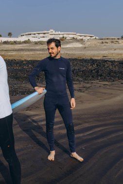 Tenerife Adası - 16 Aralık 2023: Koç sörfçü grubuna nasıl sörf yapılacağını göster. Yüksek kalite fotoğraf