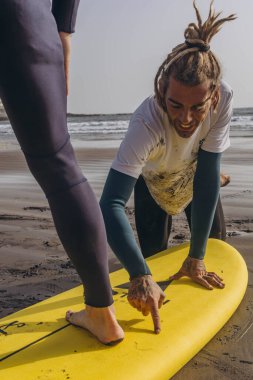 Tenerife Adası - 16 Aralık 2023: Koç sörfçü grubuna nasıl sörf yapılacağını göster. Yüksek kalite fotoğraf