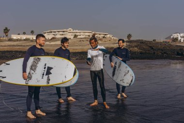 Tenerife Adası - 16 Aralık 2023: Koç sörfçü grubuna nasıl sörf yapılacağını göster. Yüksek kalite fotoğraf