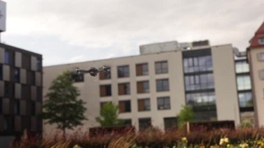 Modern teknolojik dağıtım yeniliği - İHA hızlı dağıtım konsepti, iki çoklu helikopter ve kutu. Yüksek kaliteli FullHD görüntüler