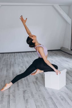 Sportif esnek kız esneme egzersizi yapıyor. Yüksek kalite fotoğraf