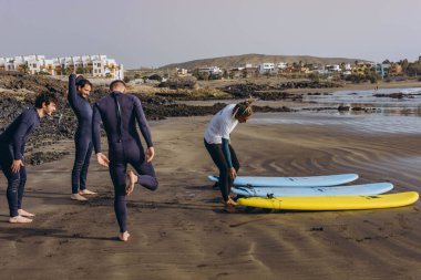 Tenerife Adası - 16 Aralık 2023: Koç sörfçü grubuna nasıl sörf yapılacağını göster. Yüksek kalite fotoğraf