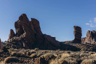 Kaya oluşumu ve Teide Dağı arkasında, Tenerife Adası, İspanya. Tenerife 'de Pico del Teide Dağı, mavi gökyüzü ile güneşli bir günde. Yüksek kalite fotoğraf