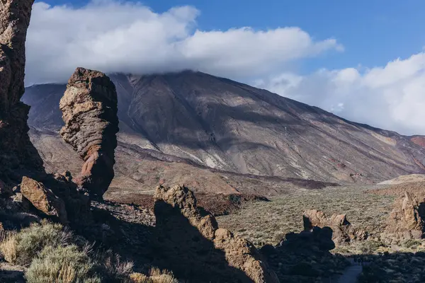 Kaya oluşumu ve Teide Dağı arkasında, Tenerife Adası, İspanya. Tenerife 'de Pico del Teide Dağı, mavi gökyüzü ile güneşli bir günde. Yüksek kalite fotoğraf