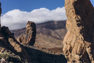 Kaya oluşumu ve Teide Dağı arkasında, Tenerife Adası, İspanya. Tenerife 'de Pico del Teide Dağı, mavi gökyüzü ile güneşli bir günde. Yüksek kalite fotoğraf