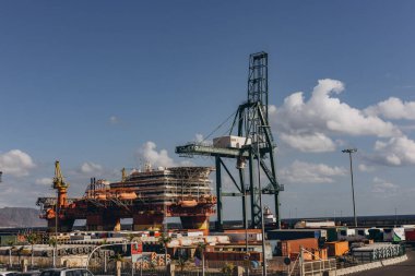 Kanarya Adaları, Tenerife-Aralık 19.2023.Petrol platformu, Santa Cruz de Tenerife limanına yanaştı. Yüksek kalite fotoğraf