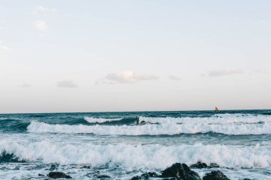 Kanarya Adası, Tenerife-14 Aralık 2023. Erkekler ve kızlar okyanusta sörf yapmaya gidiyorlar. Yüksek kalite fotoğraf
