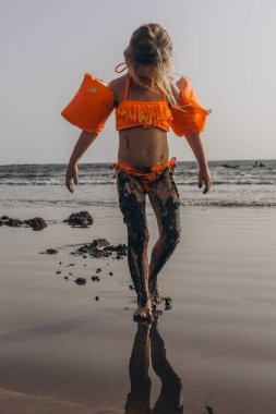 İspanya 'nın Tenerife sahilinde koşan mutlu küçük kız. Yüksek kalite fotoğraf