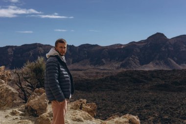 Yürüyüş - Tenerife 'deki Teide volkanının yakınındaki parkta yürüyüş yapan bir adam. Yüksek kalite fotoğraf
