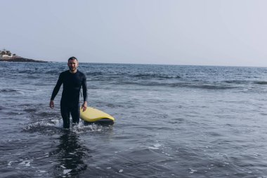  Genç sörfçüler okyanusta sörf yapmaya gidiyorlar. - Evet. Yüksek kalite fotoğraf