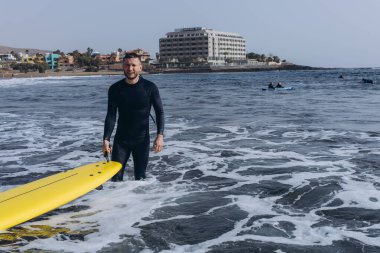  Genç sörfçüler okyanusta sörf yapmaya gidiyorlar. - Evet. Yüksek kalite fotoğraf