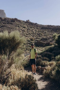 Yürüyüş - Tenerife 'deki Teide volkanının yakınındaki parkta yürüyüş yapan bir adam. Yüksek kalite fotoğraf