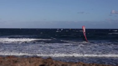 Canary Adası, Tenerife-14 Aralık 2023.Güneşli bir günde Kitesurfers 'ın fantastik hava görüntüleri. - Evet. Yüksek kaliteli FullHD görüntüler
