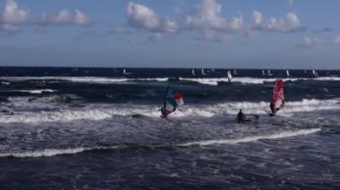 Canary Adası, Tenerife-14 Aralık 2023.Güneşli bir günde Kitesurfers 'ın fantastik hava görüntüleri. - Evet. Yüksek kaliteli FullHD görüntüler