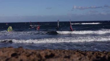 Canary Adası, Tenerife-14 Aralık 2023.Güneşli bir günde Kitesurfers 'ın fantastik hava görüntüleri. - Evet. Yüksek kaliteli FullHD görüntüler