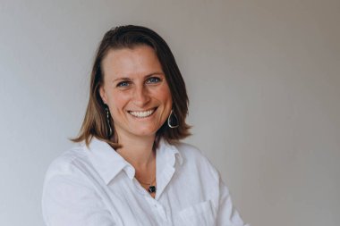 Çekici, orta yaşlı, gülümseyen, kameraya bakan, iş kadını, koçluk yapan bir kadının yakın çekimi. Yüksek kalite fotoğraf