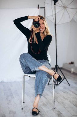 Profesyonel fotoğraf stüdyosunu elinde tutan genç ve güzel İspanyol bir fotoğrafçı. Yüksek kalite fotoğraf