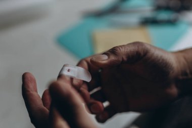 Adam mutfakta yemek pişirirken parmağını kesmiş, yakın plan. Yüksek kalite fotoğraf