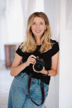 Profesyonel fotoğraf stüdyosunu elinde tutan genç ve güzel İspanyol bir fotoğrafçı. Yüksek kalite fotoğraf