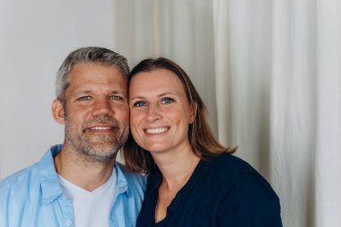 Mutlu bir çift yerde otururken evde eğleniyor. Yüksek kalite fotoğraf