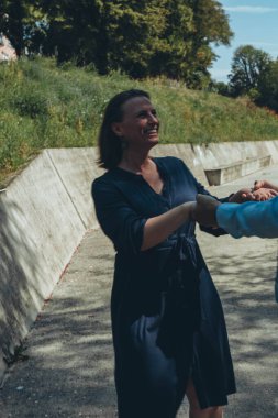 Bir adam ve bir kadın el ele durup kameraya bakıyorlar. Yüksek kalite fotoğraf