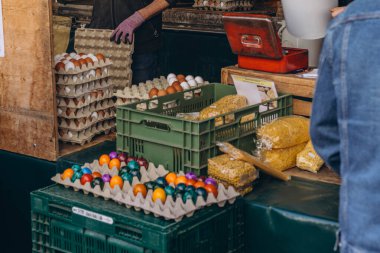 Stuttgart, GERMANY, 9 Mart 2024, bir çiftçi tezgahında çeşitli renkli yumurtalar da dahil olmak üzere taze çiftlik yumurtaları sergileniyor. Yüksek kalite fotoğraf