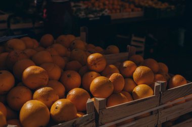 Turuncu renkli bir kutu yaratıyor. Marketteki meyveler. Yüksek kalite fotoğraf