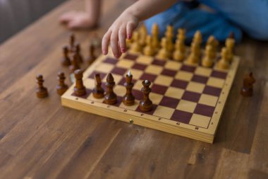 Masaya dizilmiş ahşap satranç taşlarının yakın görüntüsü her bir parçanın karmaşık detaylarını gözler önüne seriyor. Yüksek kalite fotoğraf