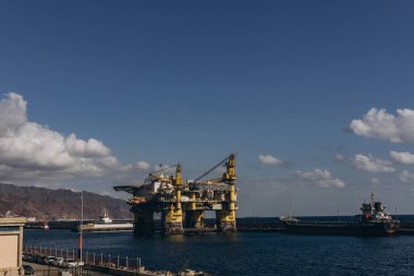 Santa Cruz de Tenerife limanında sondaj sondajı. Yüksek kalite fotoğraf