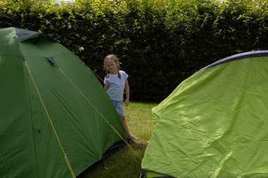Mutlu kız Alplerdeki bir çadırda yaz tatilinin tadını çıkarıyor. Yüksek kalite fotoğraf