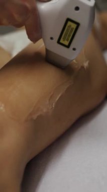 Kozmetik uzmanı lazer tüy temizleme işlemi için hastasına jel sürüyor.
