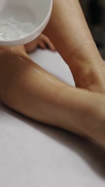 Kozmetik uzmanı lazer tüy temizleme işlemi için hastasına jel sürüyor.