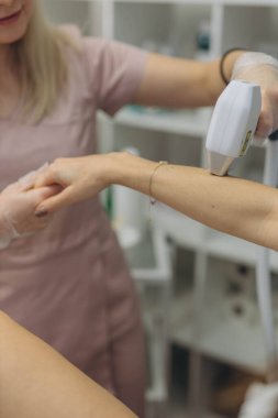 Saç çıkarma prosedürü. Kadın müvekkil güzellik kliniğinde vücut üzerinde lazer tüy çıkarma prosedürü uyguluyor. Yüksek kalite fotoğraf
