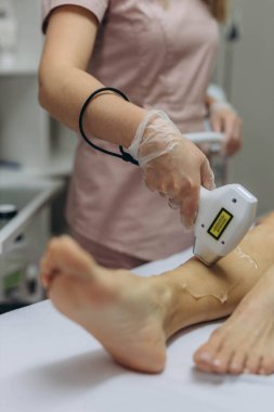 Saç çıkarma prosedürü. Kadın müvekkil güzellik kliniğinde vücut üzerinde lazer tüy çıkarma prosedürü uyguluyor. Yüksek kalite fotoğraf