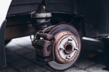 Tekerleksiz bir arabanın parçası, yol kenarı tamiri sırasında lastik tamiri için kaldırılmış. Yüksek kalite fotoğraf