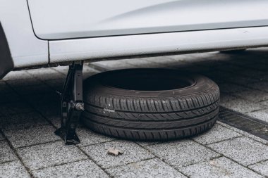 Bir arabanın acil durumu, yol kenarındaki lastiğin değiştirilmesi. Yüksek kalite fotoğraf