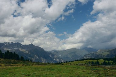 Dağ gölü olan İtalyan Alpleri 'nin panoramik manzarası göz kamaştırıcı doğal güzellikler sergiliyor. Yüksek kalite fotoğraf