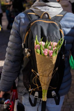Stuttgart, GERMANY, 9 Mart 2024 Pazar, baba ve kız anne için hediye olarak birlikte çiçek alıyorlar. Yüksek kalite fotoğraf