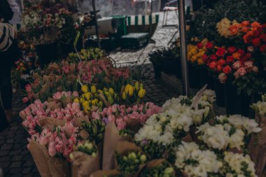 Pazarda kovalarca gül. Kadınlar Günü 'nde satışa hazır. Güzelliği ve kadınlığı kutluyorlar. Yüksek kalite fotoğraf