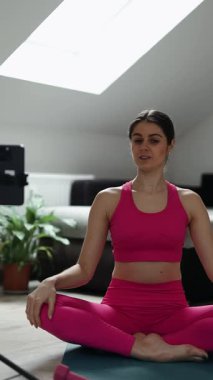 Pembe taytlı atletik bir kız ve evinde dambılları olan üst düzey çömelmiş bir kız. Yüksek kaliteli FullHD görüntüler