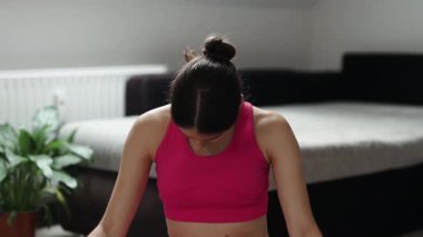 Pembe taytlı atletik bir kız ve evinde dambılları olan üst düzey çömelmiş bir kız. Yüksek kaliteli FullHD görüntüler