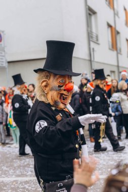 Schwabisch Gmund, GERMANY-FEBRUARY 13. 2024 Karnaval geçidi, kostümlü insanlar sokakta yürüyor. Yüksek kalite fotoğraf