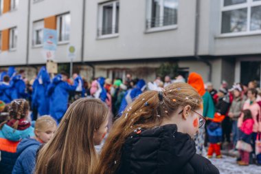 Schwabisch Gmund, GERMANY-FEBRUARY 13. 2024 Karnaval geçidi, kostümlü insanlar sokakta yürüyor. Yüksek kalite fotoğraf