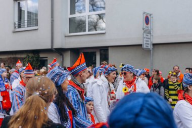 Schwabisch Gmund, GERMANY-FEBRUARY 13. 2024 Karnaval geçidi, kostümlü insanlar sokakta yürüyor. Yüksek kalite fotoğraf