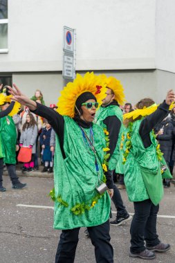 Schwabisch Gmund, GERMANY-FEBRUARY 13. 2024 Karnaval geçidi, kostümlü insanlar sokakta yürüyor. Yüksek kalite fotoğraf