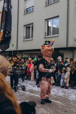 Schwabisch Gmund, GERMANY-FEBRUARY 13. 2024 Karnaval geçidi, kostümlü insanlar sokakta yürüyor. Yüksek kalite fotoğraf